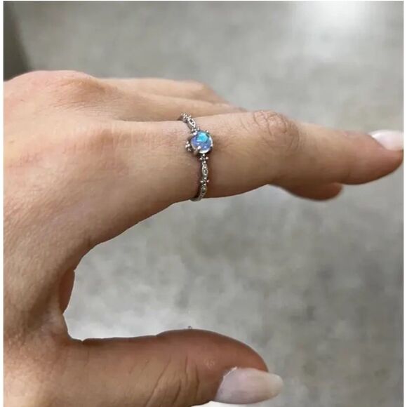 🌓Gorgeous Solid Sterling Silver Petite Moonstone Ring - Picture 15 of 17
